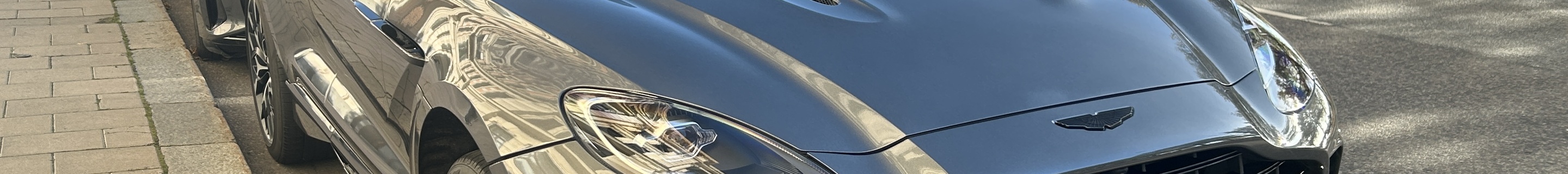 Aston Martin DBX707