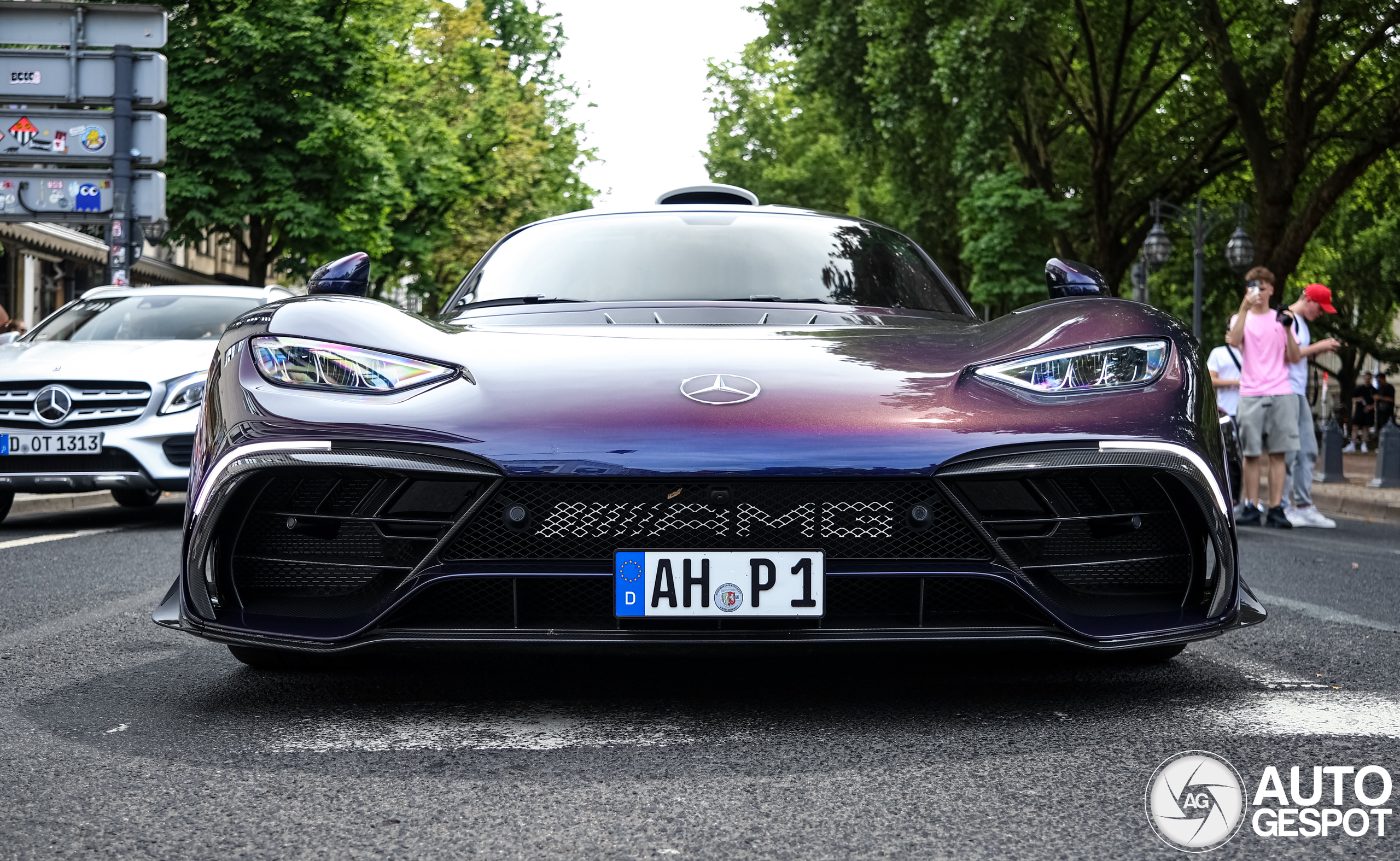 Straatlegale Formule 1-auto gespot in Düsseldorf