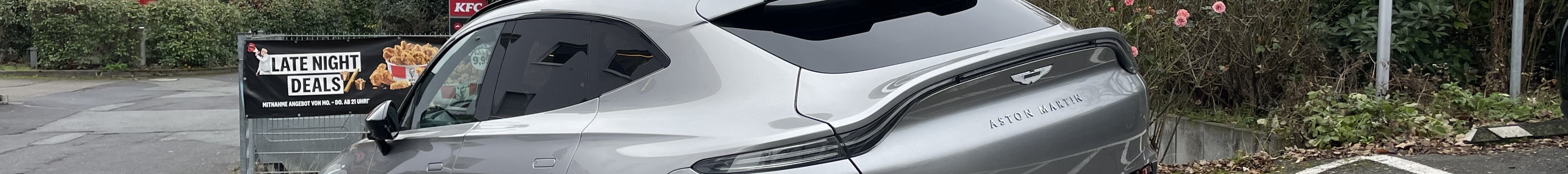 Aston Martin DBX707