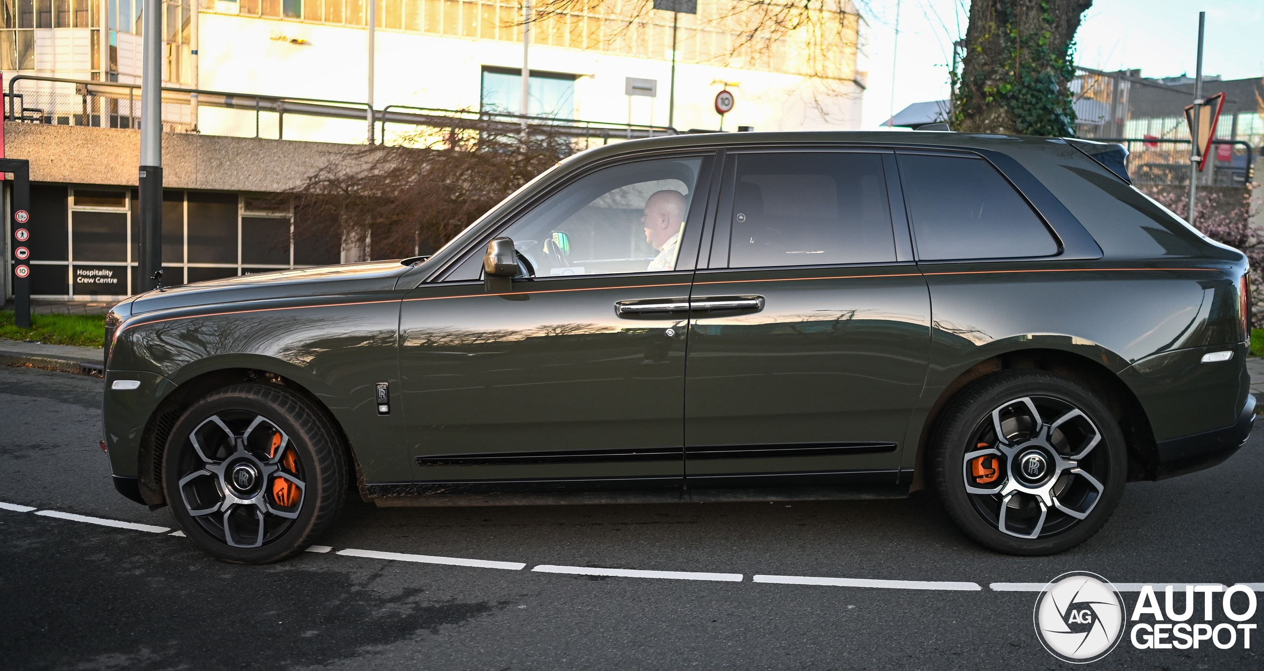 Peter Gillis geniet van vrijheid in Rolls-Royce Cullinan Black Badge Fu-Shion