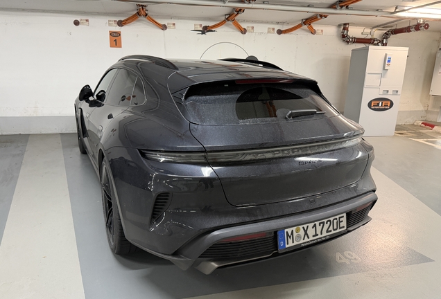 Porsche Taycan Turbo S Cross Turismo