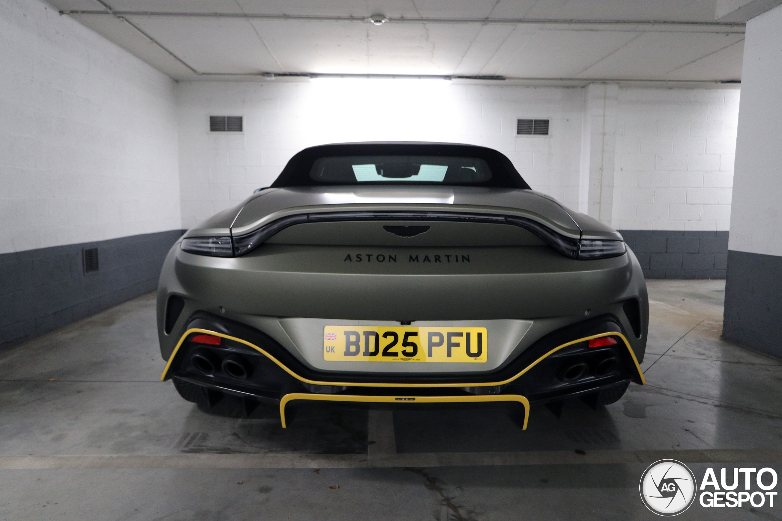 Aston Martin V8 Vantage Roadster 2025