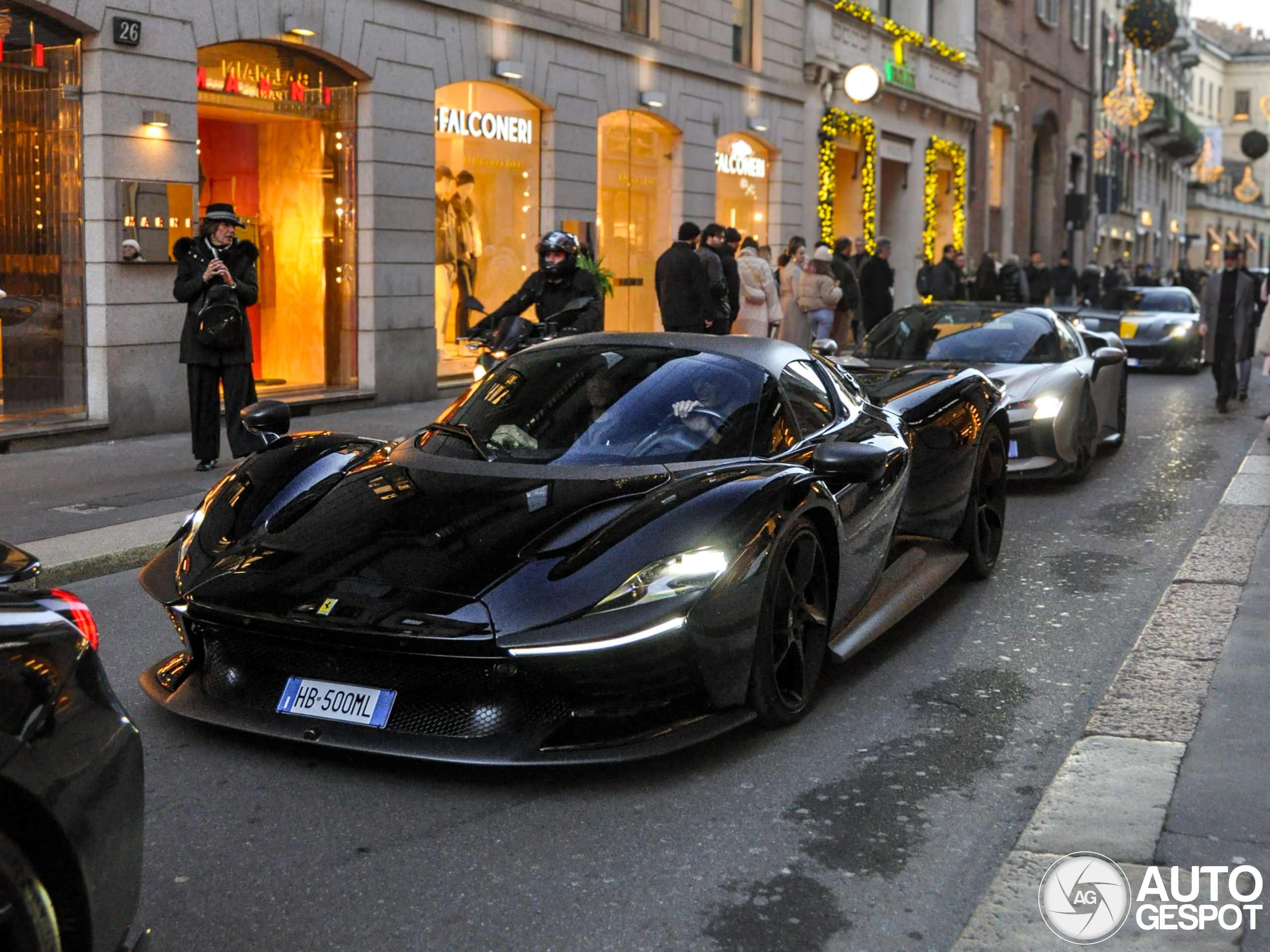Combo: kerstshoppen doe je met drie Ferrari's