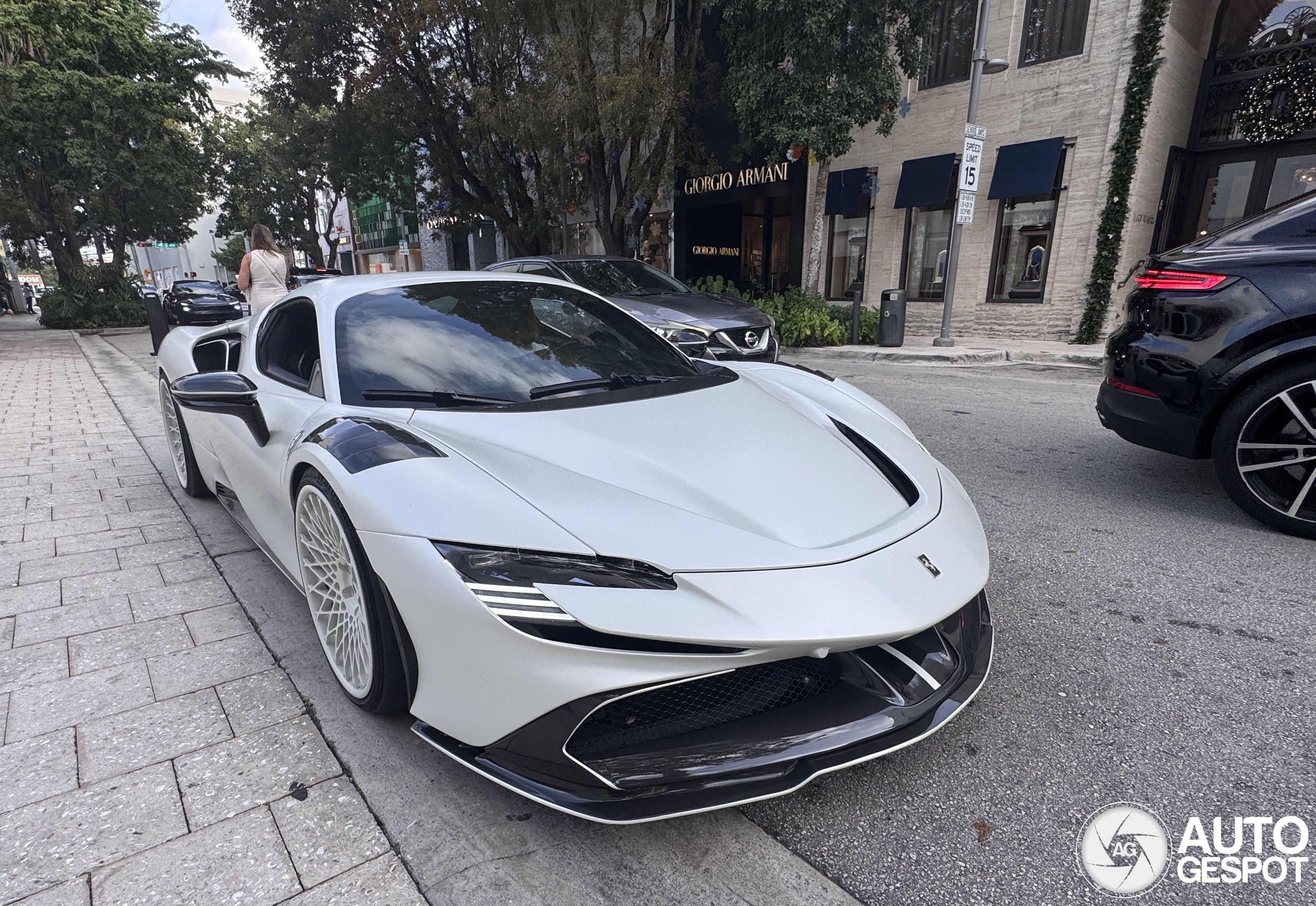 Ferrari SF90 Spider met opvallende velgen gespot in Miami
