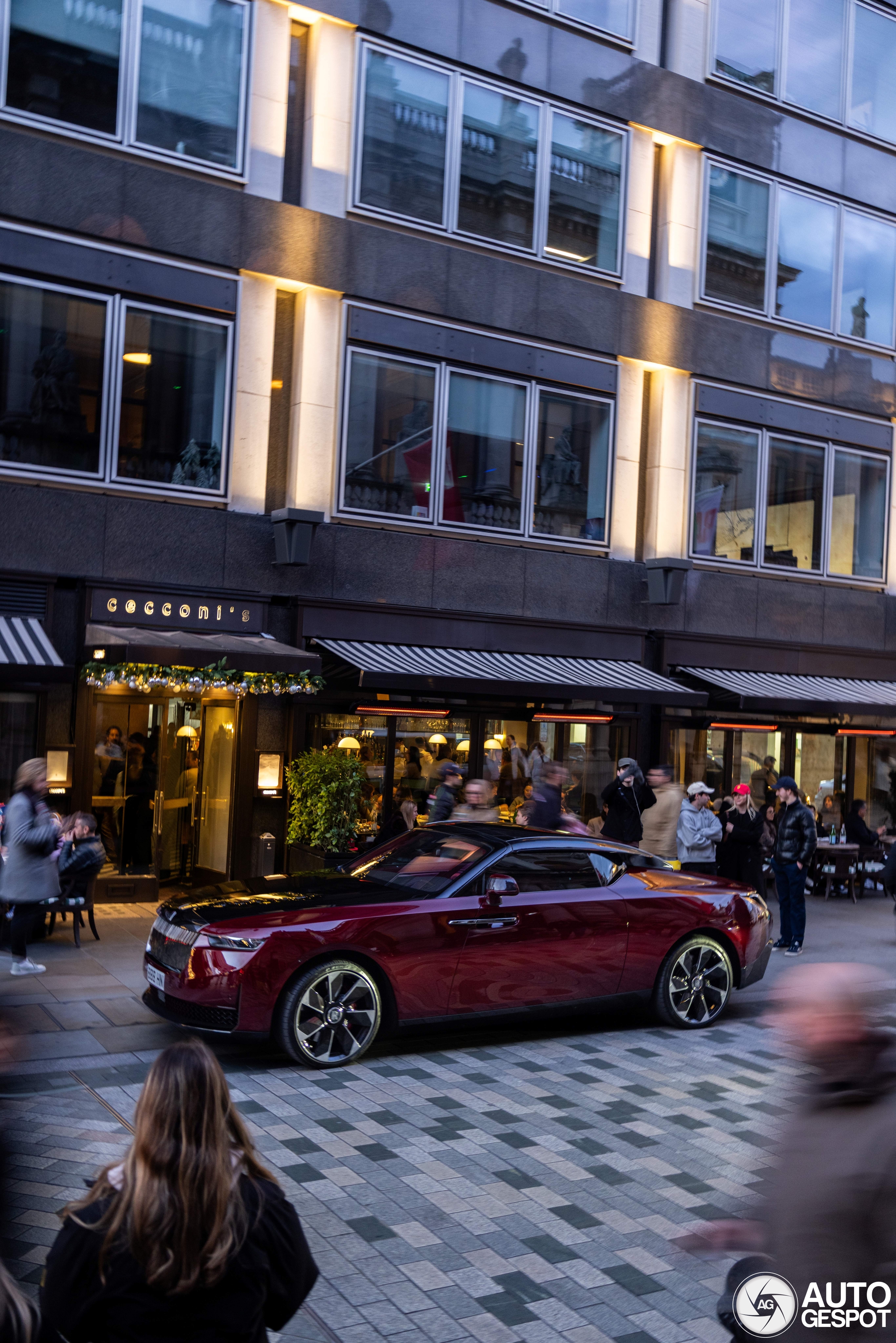 Dit rijdende kunstwerk hoort in een museum, maar rijdt gewoon door Londen