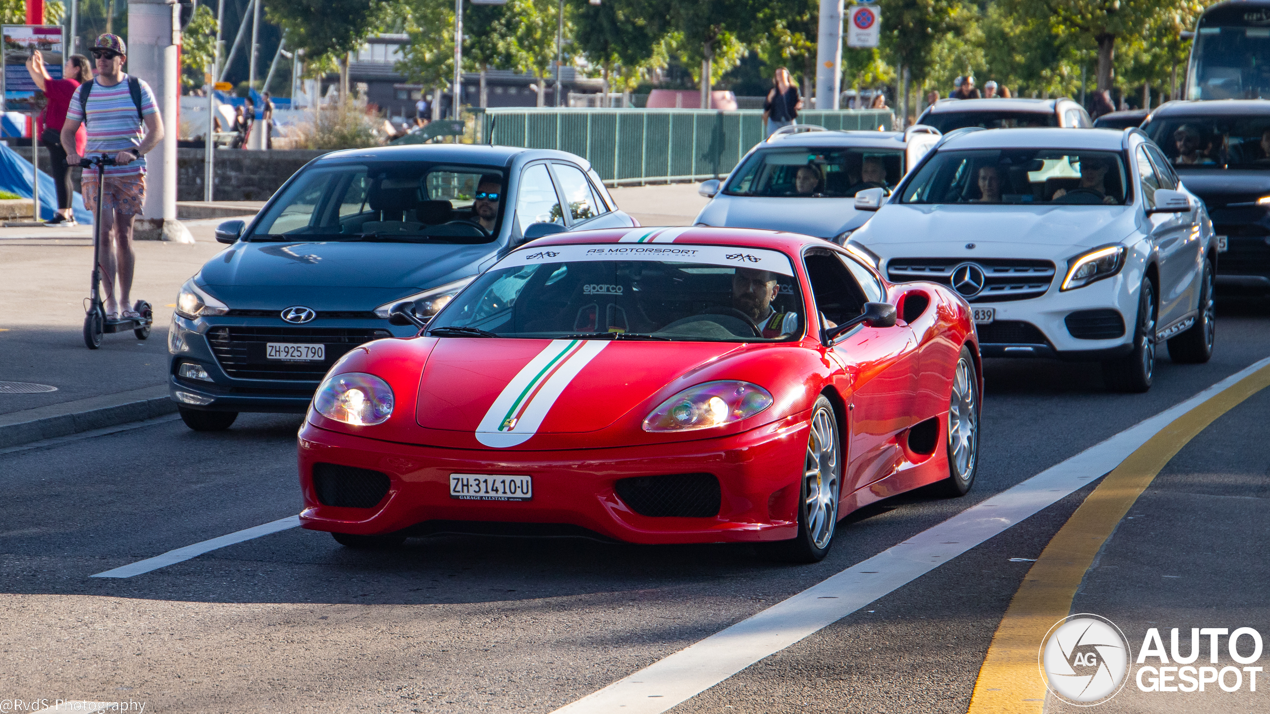 Ferrari Challenge Stradale maakt Zürich wakker met hemels geluid