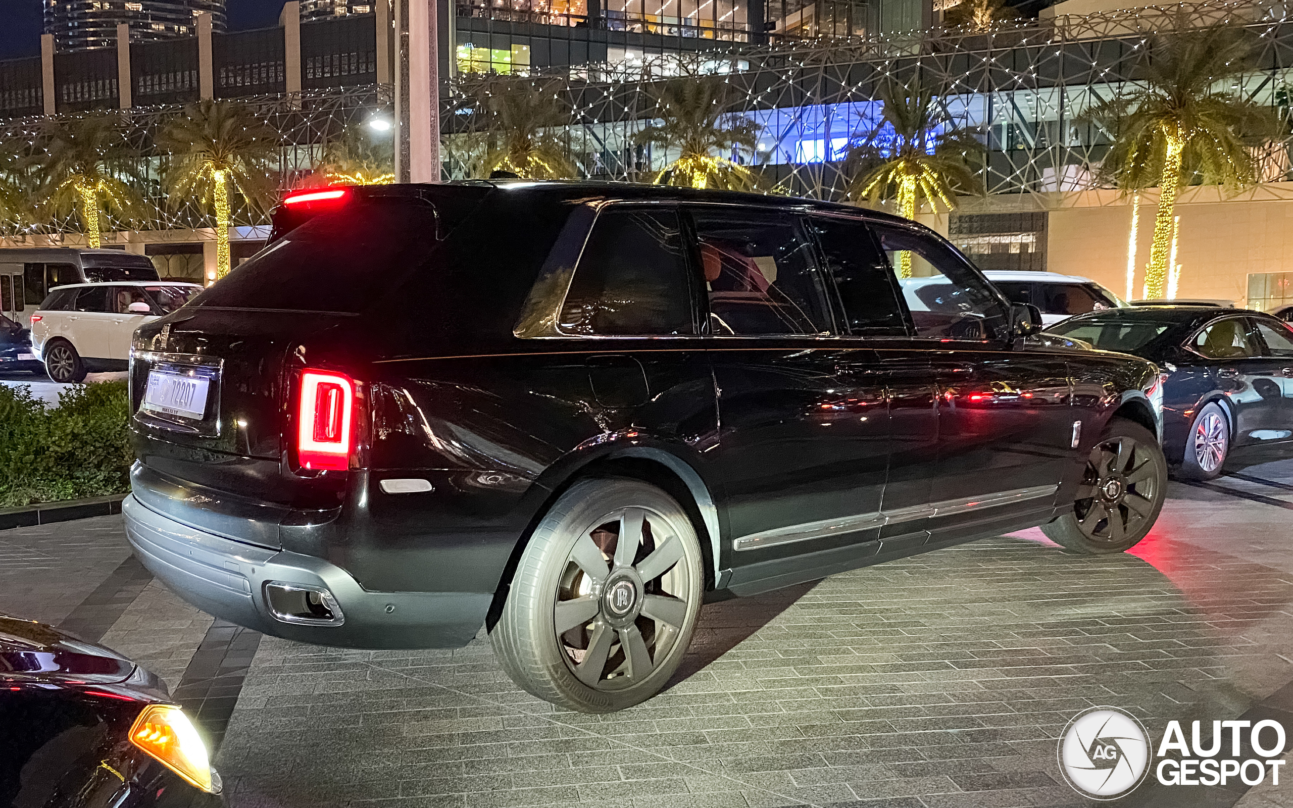 Extra onderuit in de verlengde Rolls-Royce Cullinan Stretched by Klassen