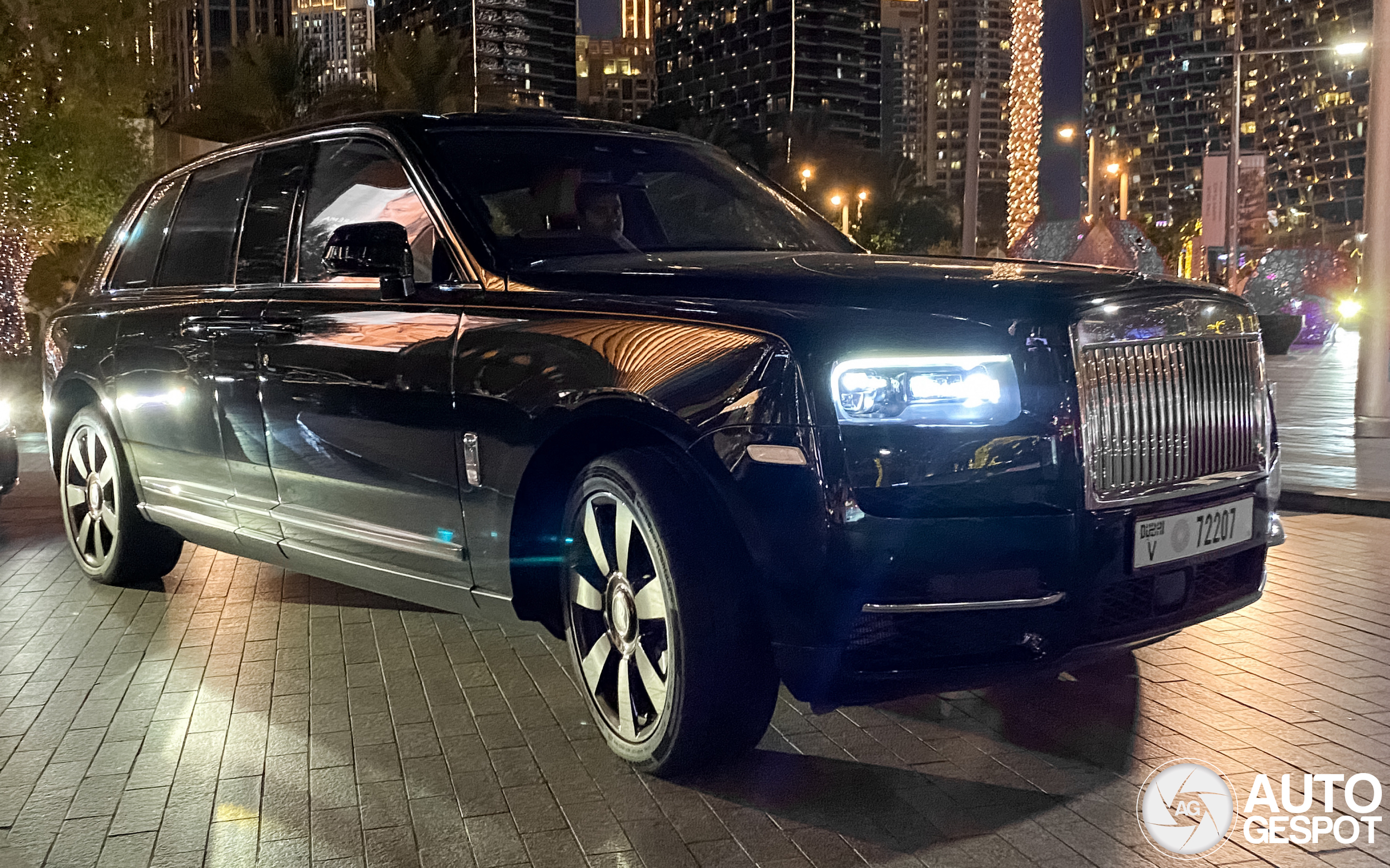Extra onderuit in de verlengde Rolls-Royce Cullinan Stretched by Klassen