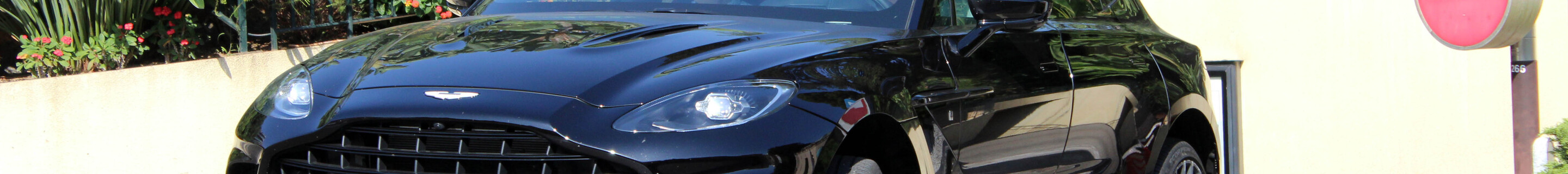 Aston Martin DBX707