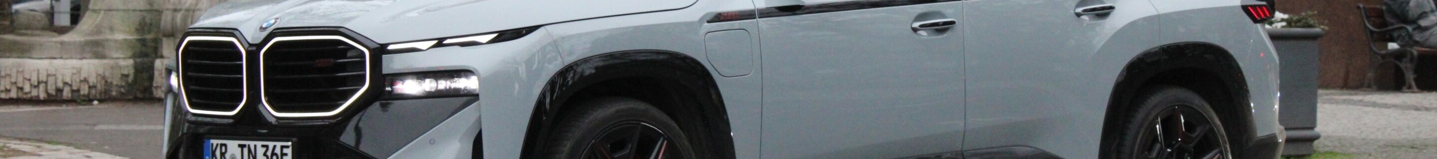 BMW XM G09 Label Red