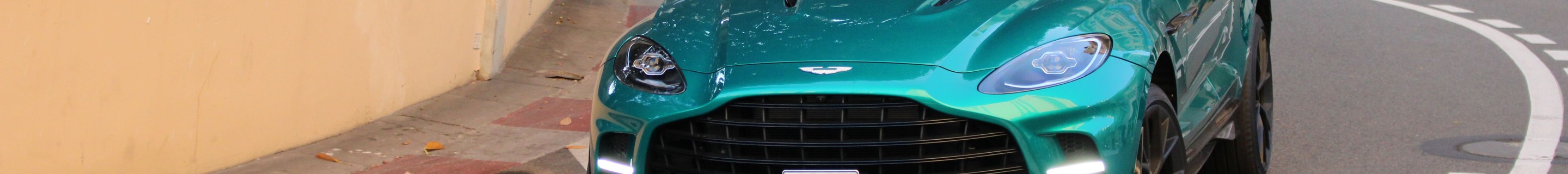 Aston Martin DBX707