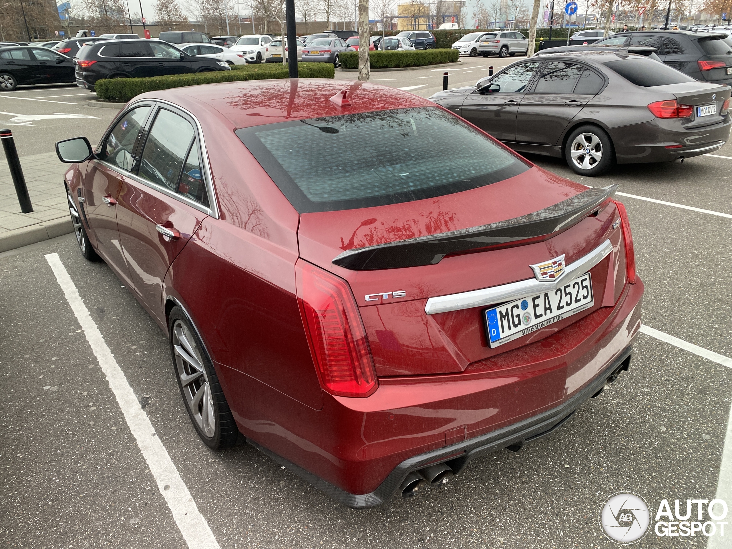 Amerikaanse sport sedan valt op in Roermond