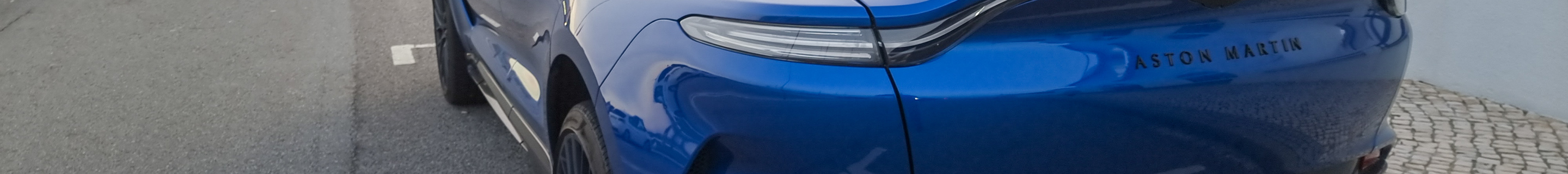 Aston Martin DBX707