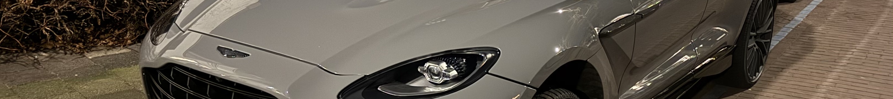 Aston Martin DBX707