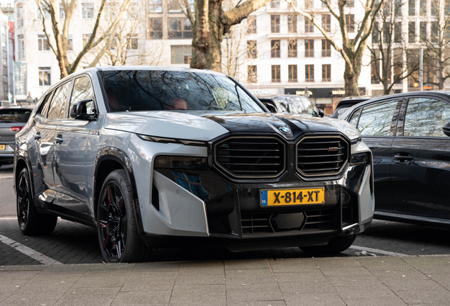 BMW XM G09 Label Red