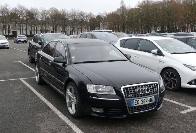 Audi S8 D3