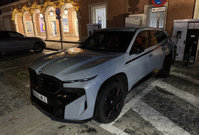 BMW XM G09 Label Red