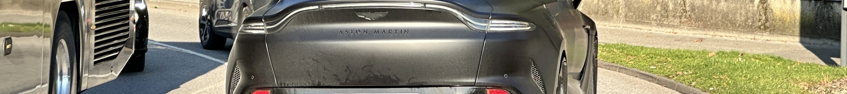 Aston Martin DBX707