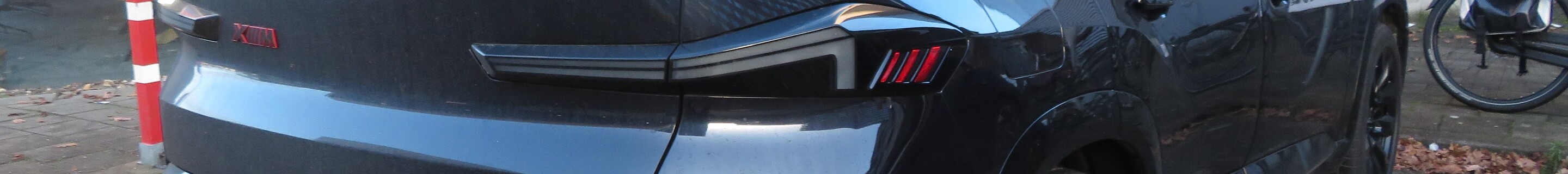 BMW XM G09 Label Red