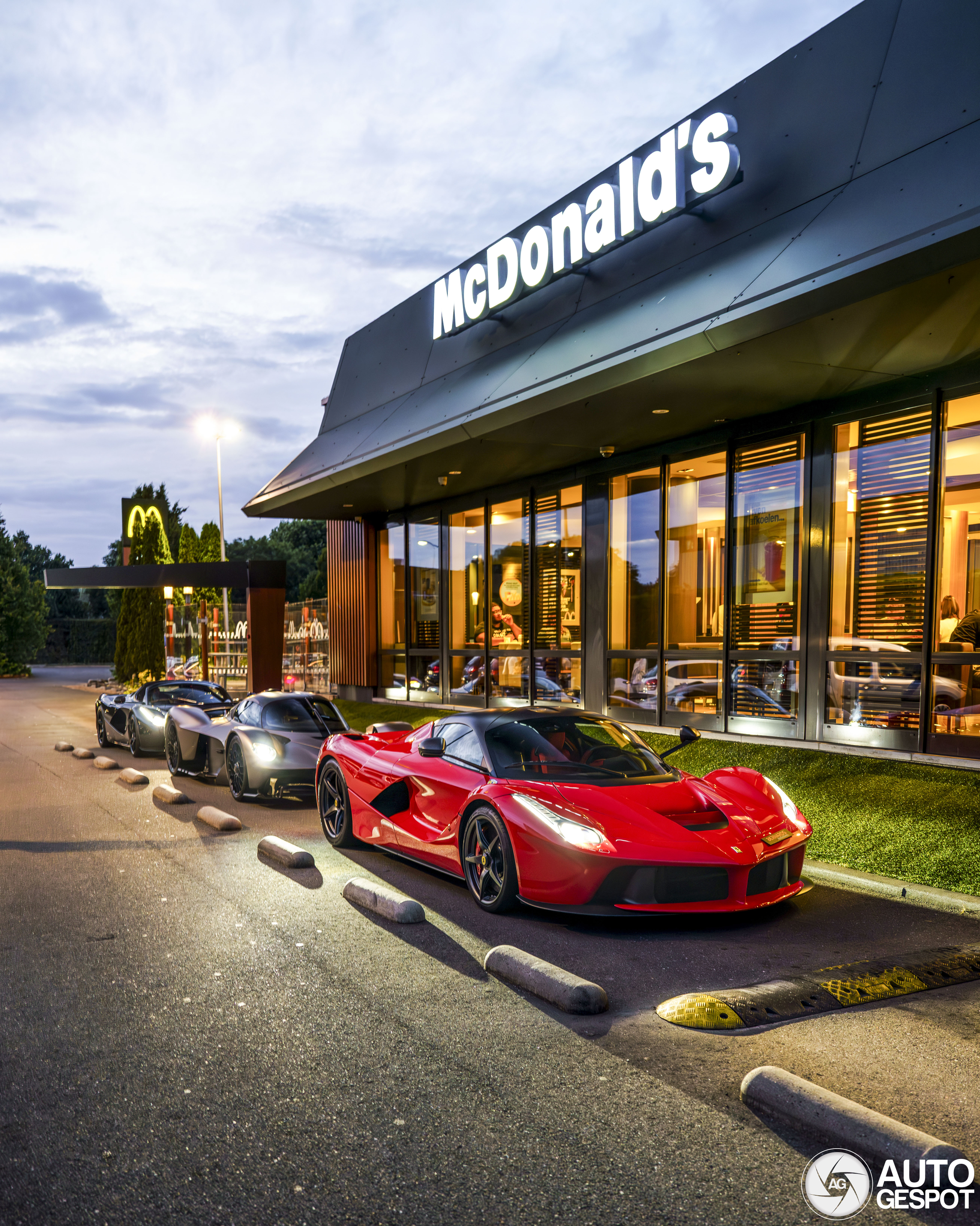 Supercars in de McDonalds: deel twee is nog gekker dan de eerste