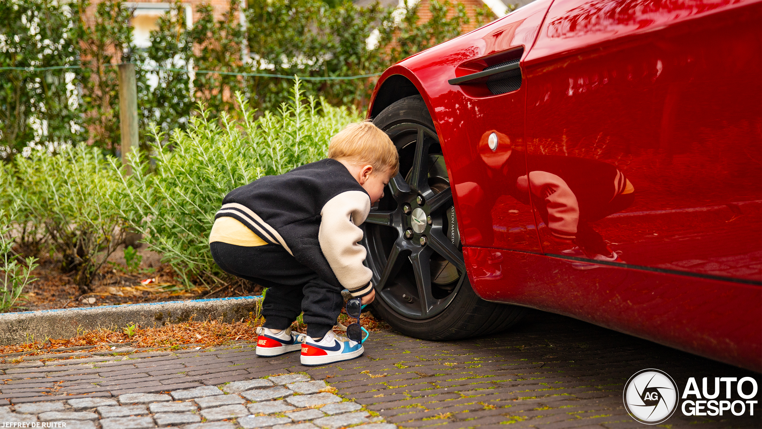 Twee kids nemen het spotten over