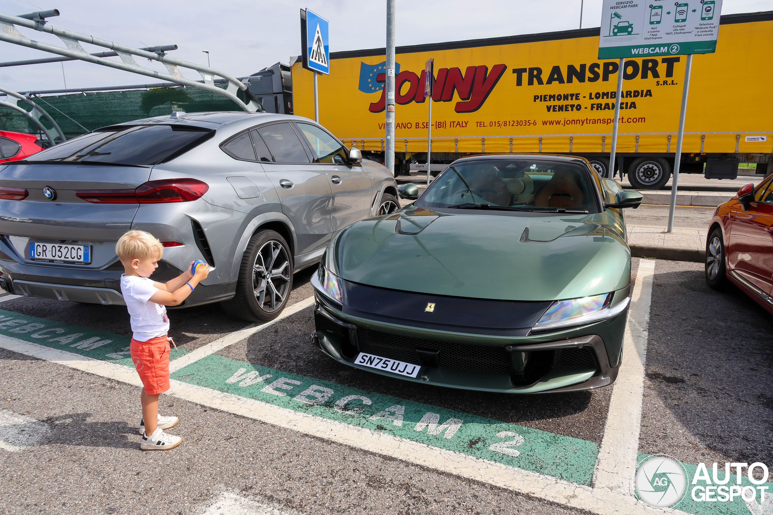 Twee kids nemen het spotten over