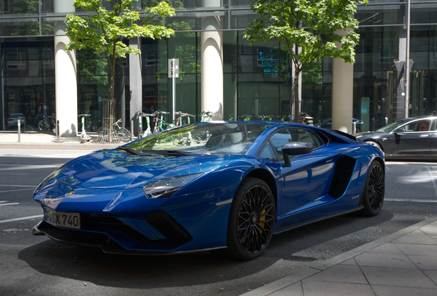Lamborghini Aventador S LP740-4