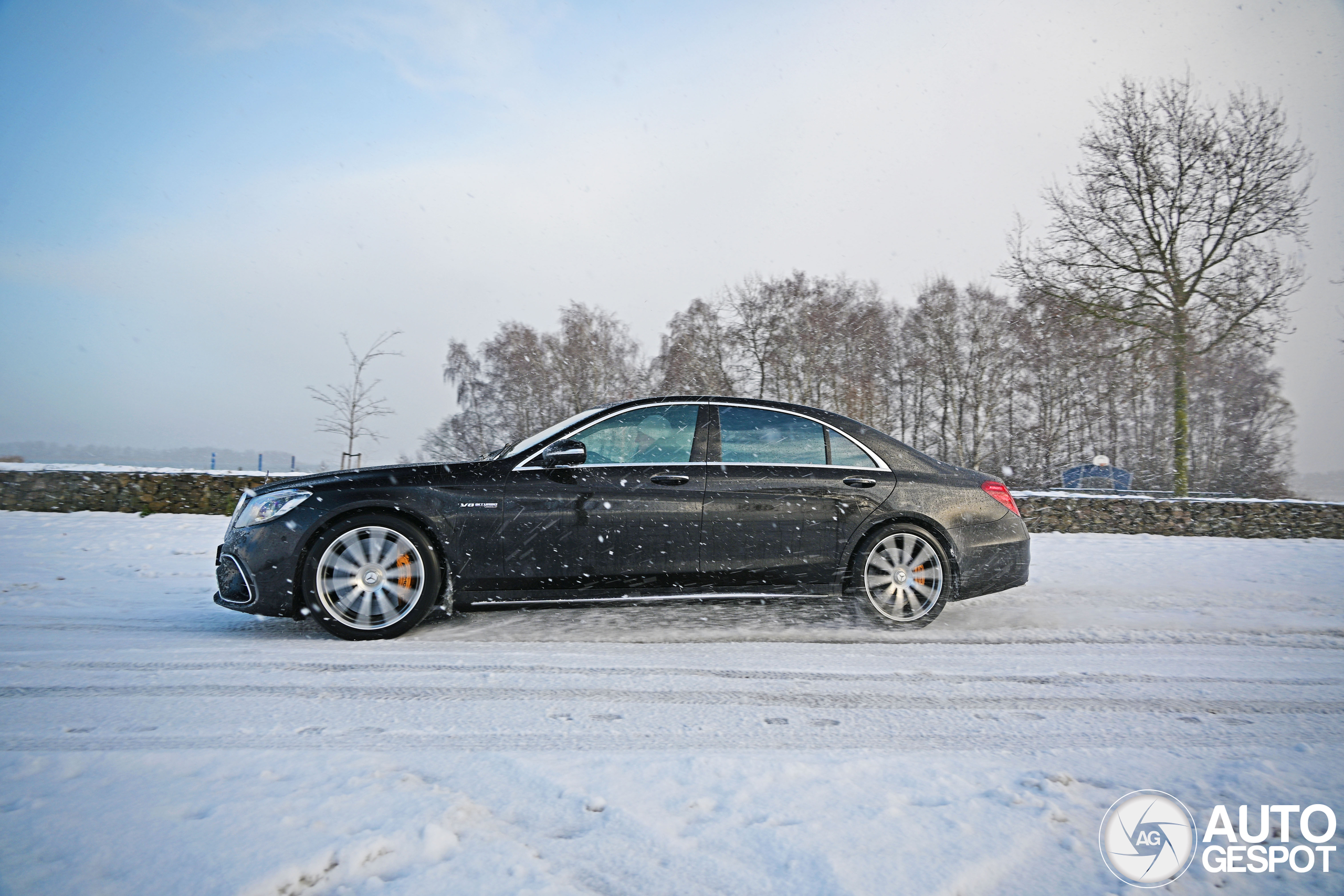 Spelen in de sneeuw met een Mercedes-AMG S 63