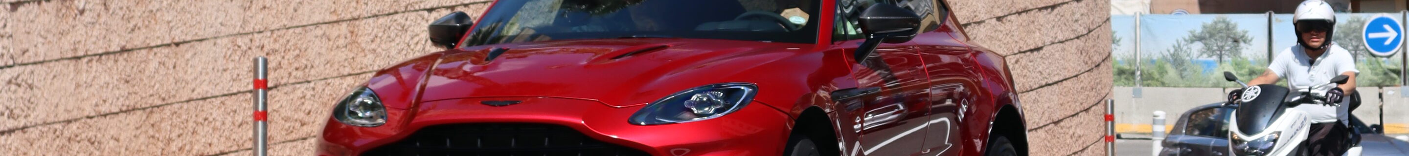 Aston Martin DBX707