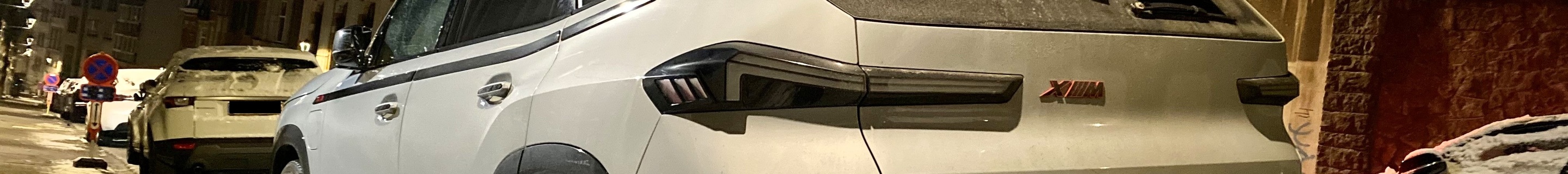 BMW XM G09 Label Red