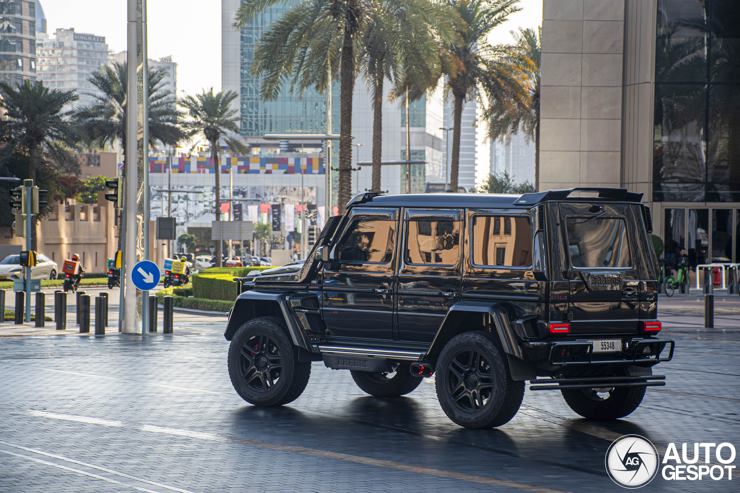Een Mercedes-Benz Brabus G 500 4X4&sup2; zo echt als het leven in Dubai zelf