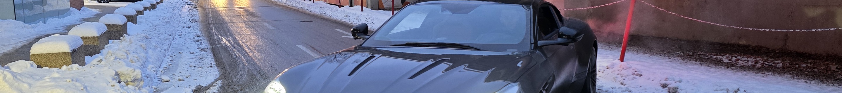 Aston Martin DB12