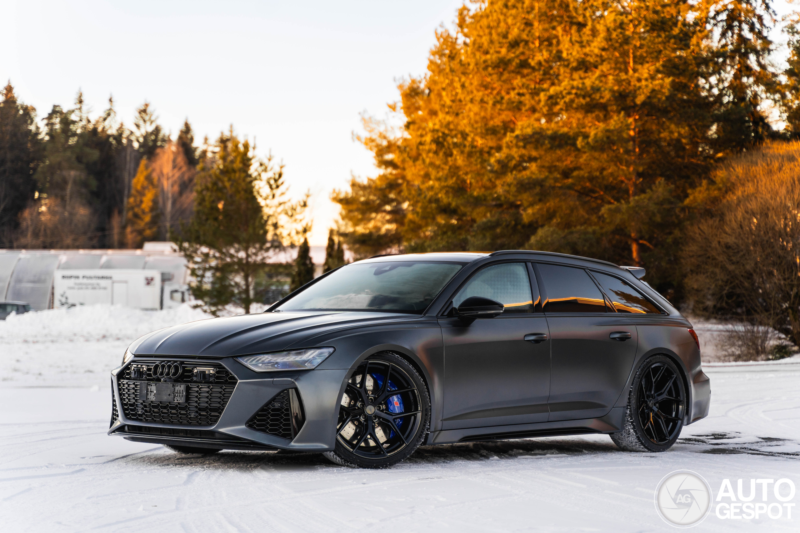 Audi RS6 sfeervol vastgelegd in de Finse sneeuw