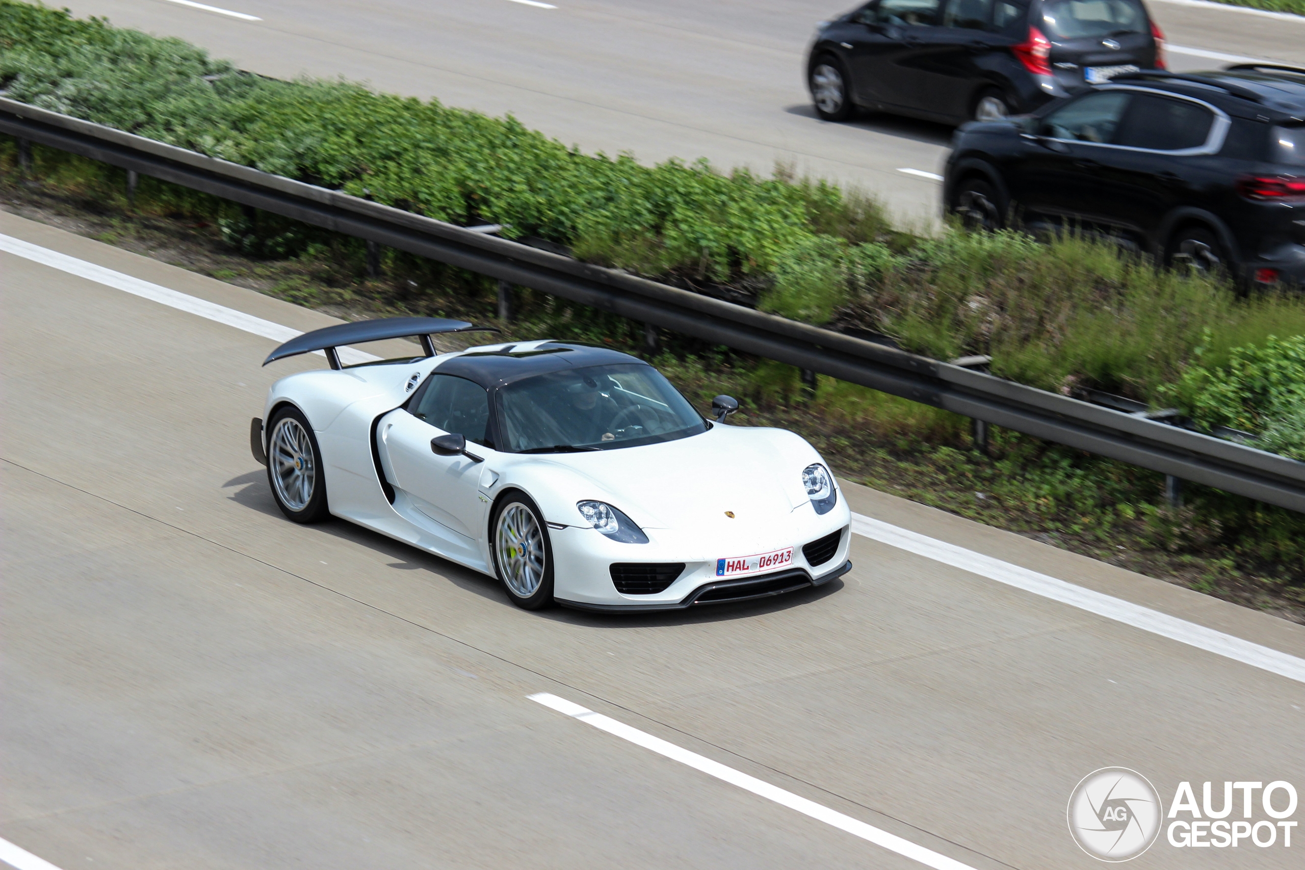 Porsche 918 Spyder Weissach Package