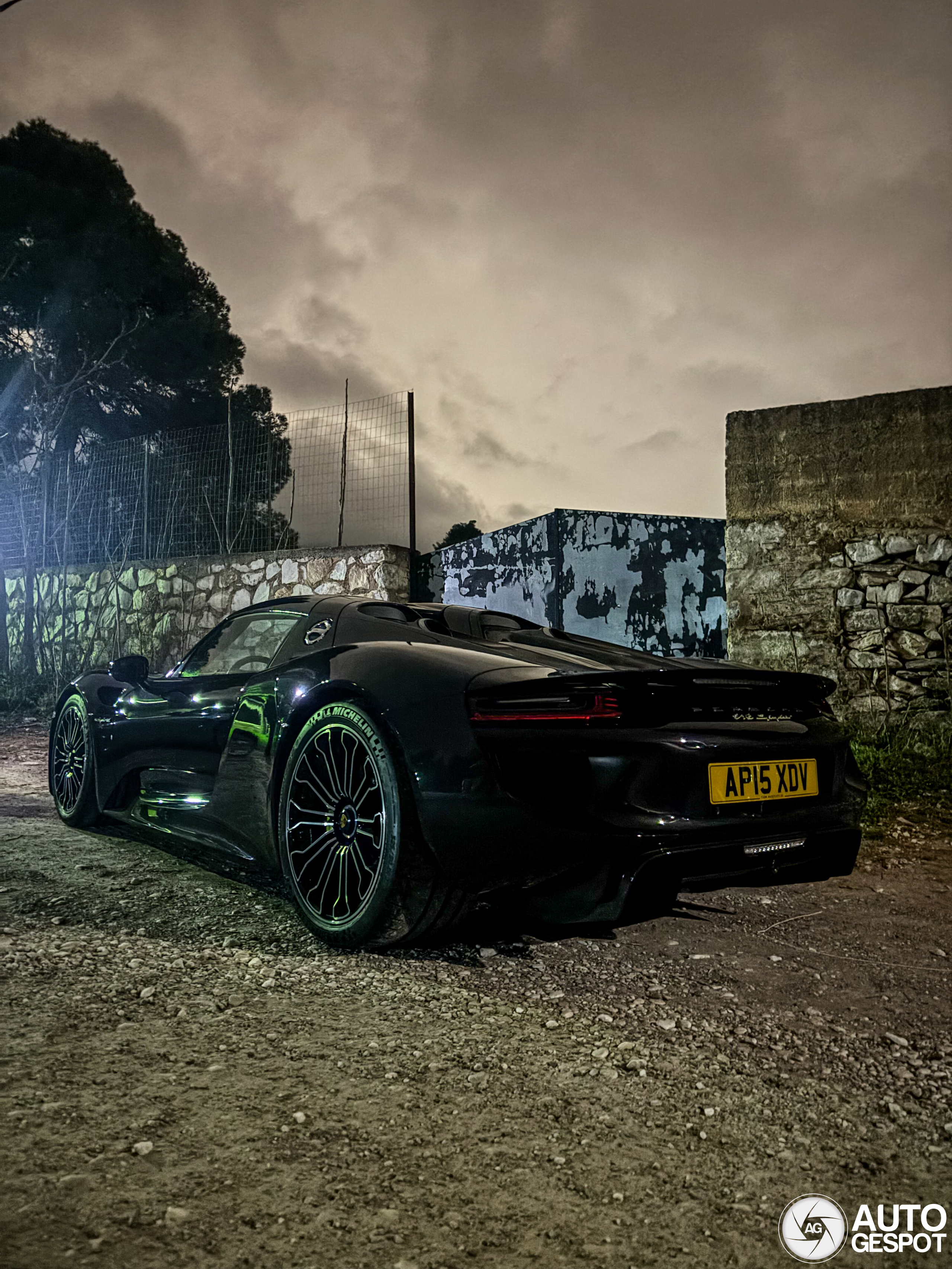 Porsche 918 Spyder verwacht je niet op deze parkeerplaats