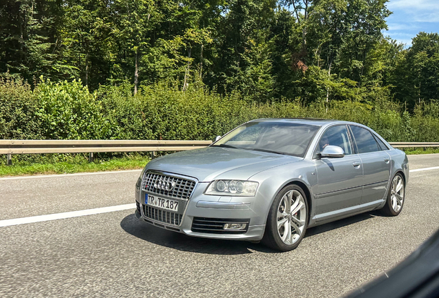 Audi S8 D3