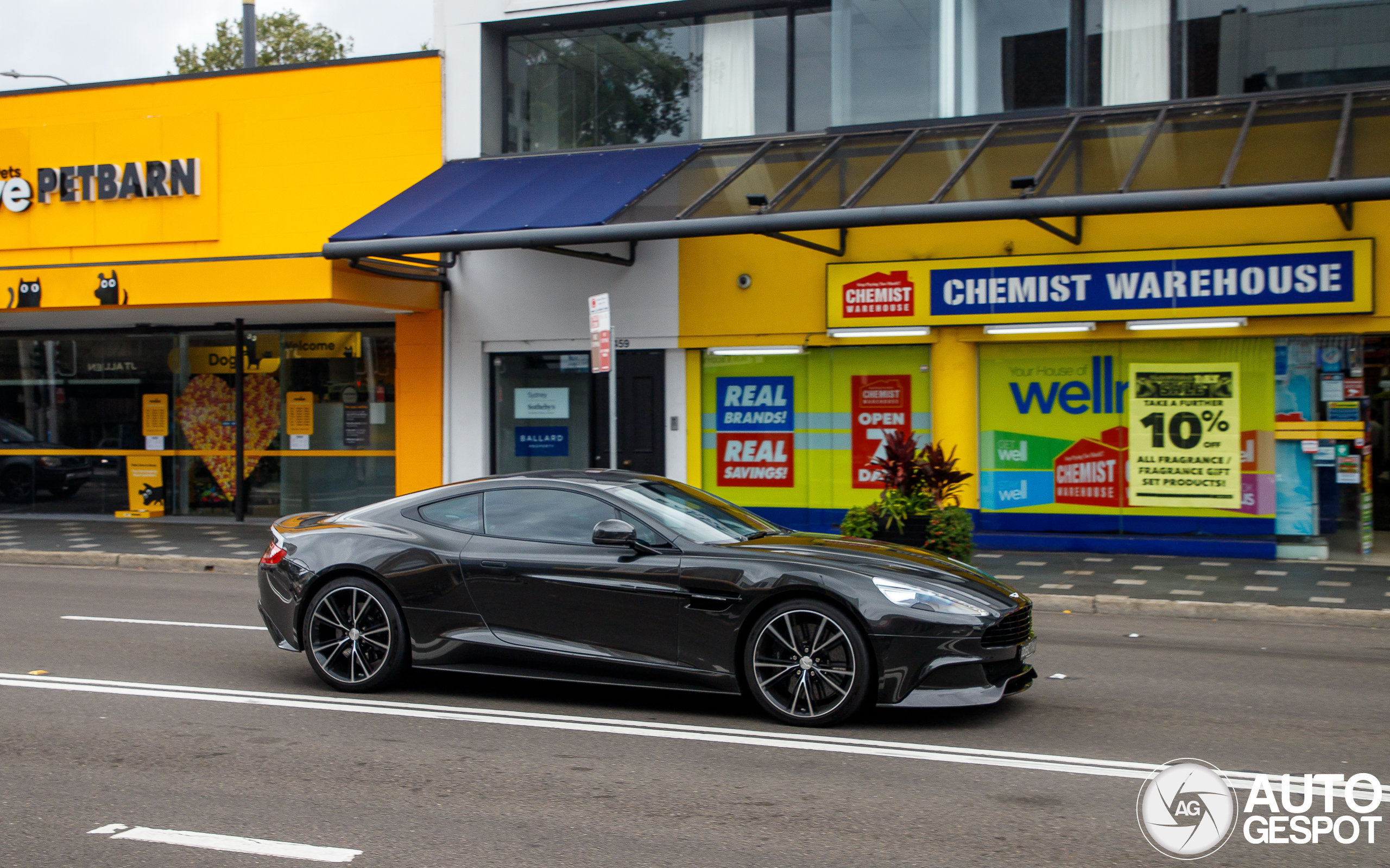 Aston Martin Vanquish 2015 Carbon Black Edition
