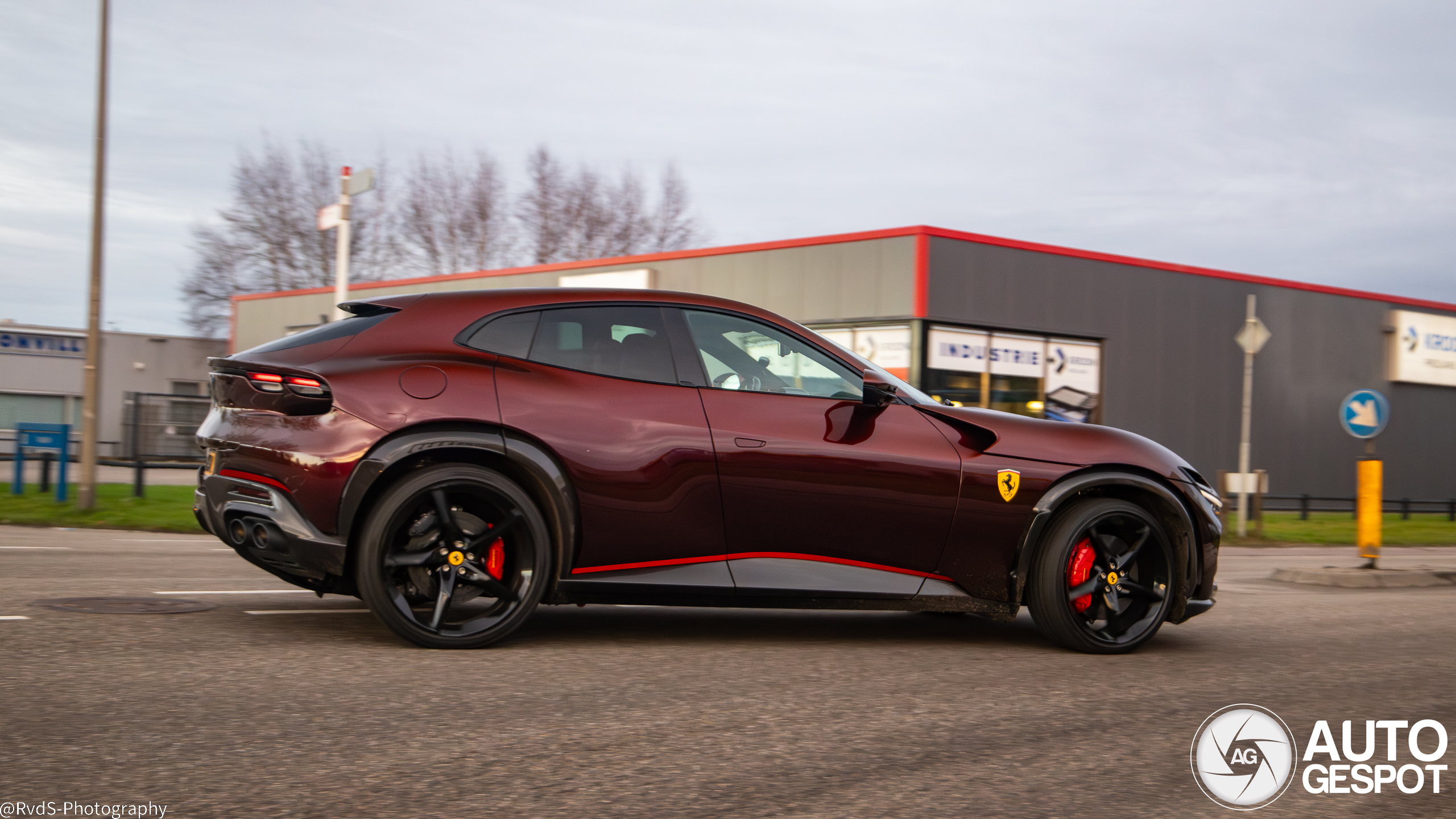 Deze Ferrari Purosangue is geen koopje geweest