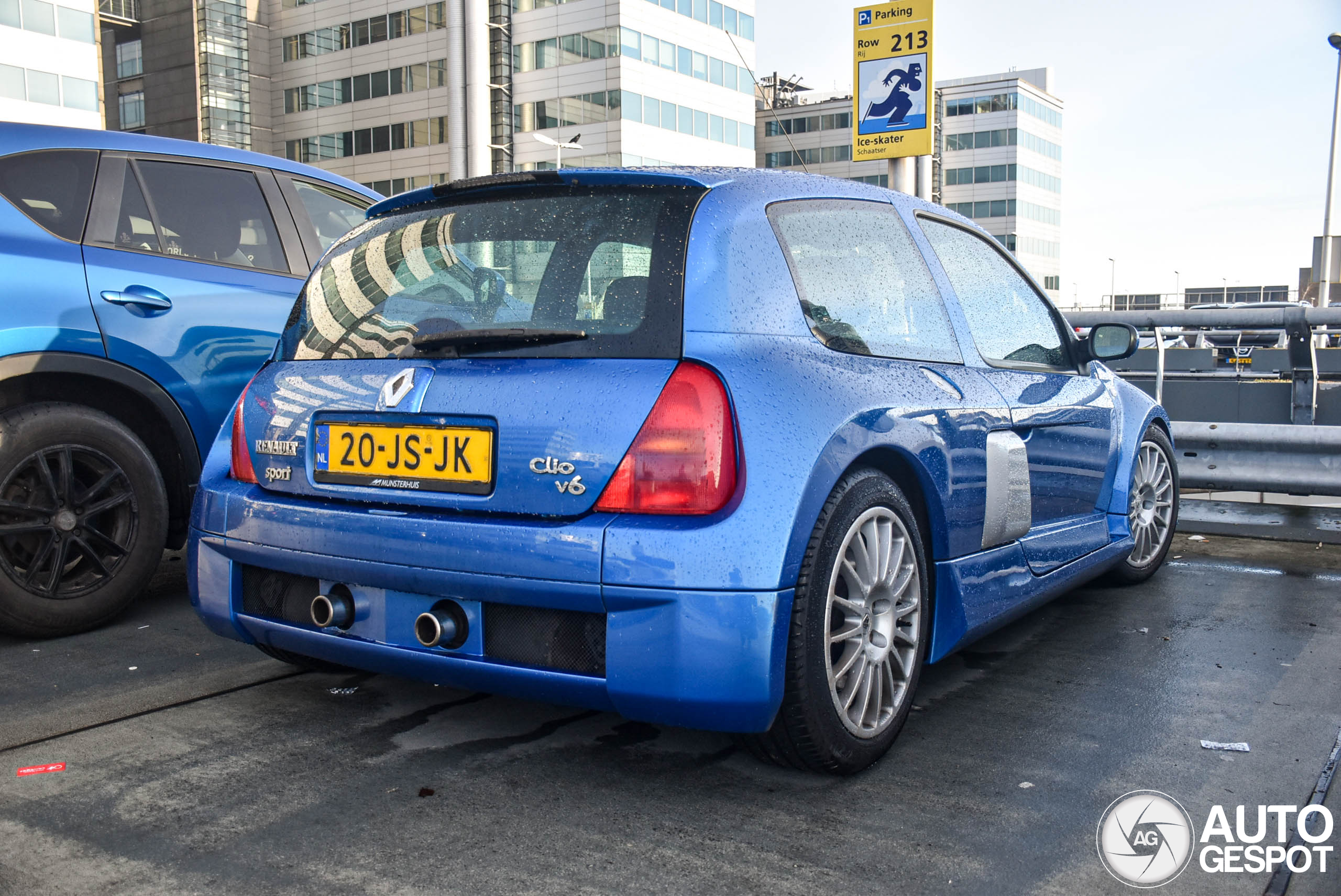 Deze twee auto's verwacht je niet op Schiphol
