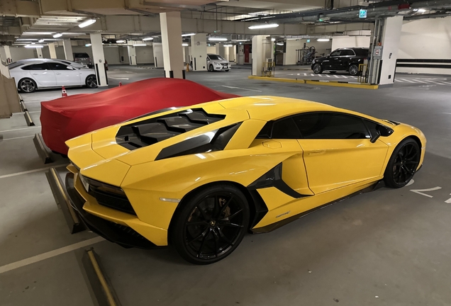 Lamborghini Aventador S LP740-4