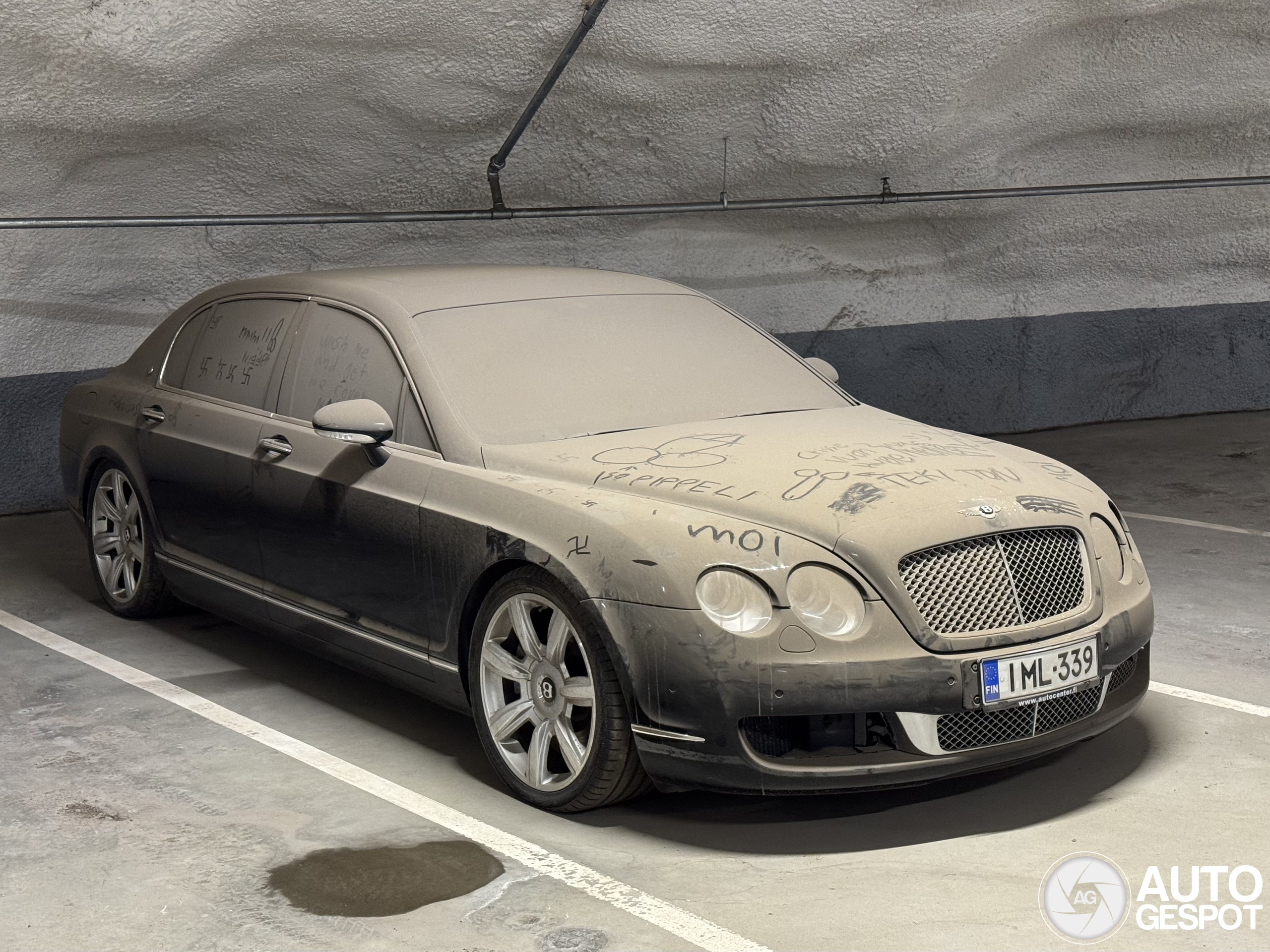 Bentley Continental Flying Spur onder een dikke stoflaag in Helsinki