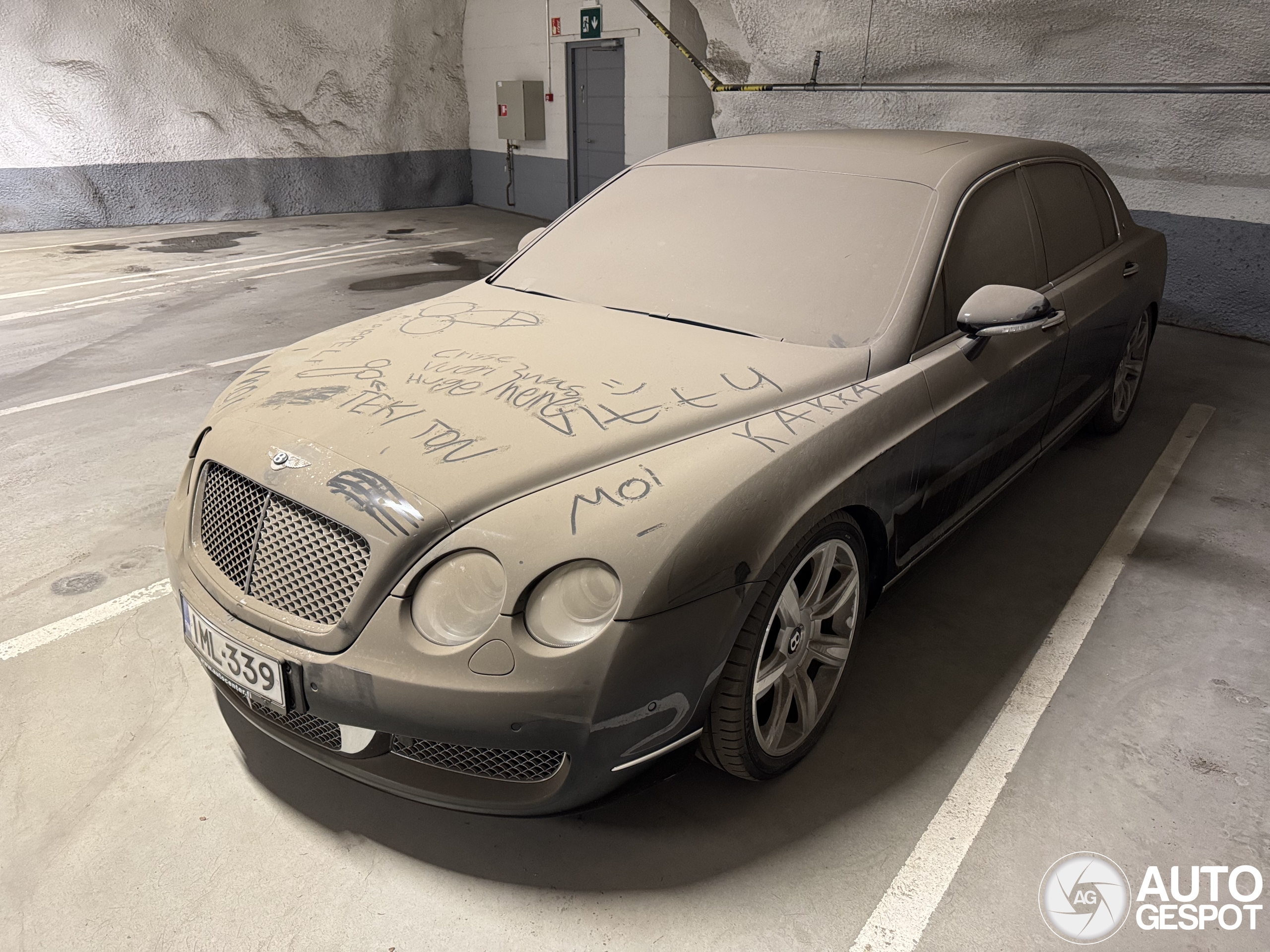 Bentley Continental Flying Spur onder een dikke stoflaag in Helsinki