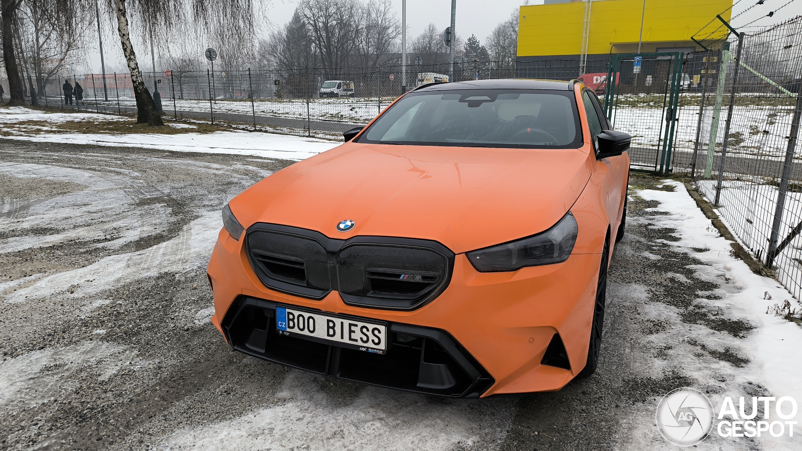 Oranje BMW M5 Touring mag een wasje krijgen