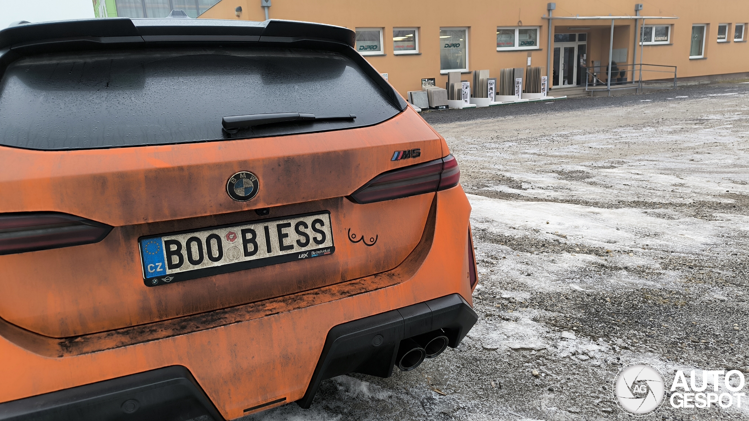 Oranje BMW M5 Touring mag een wasje krijgen
