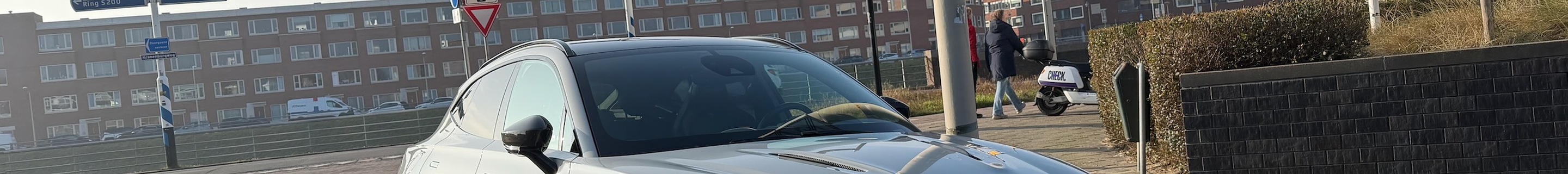 Aston Martin DBX707