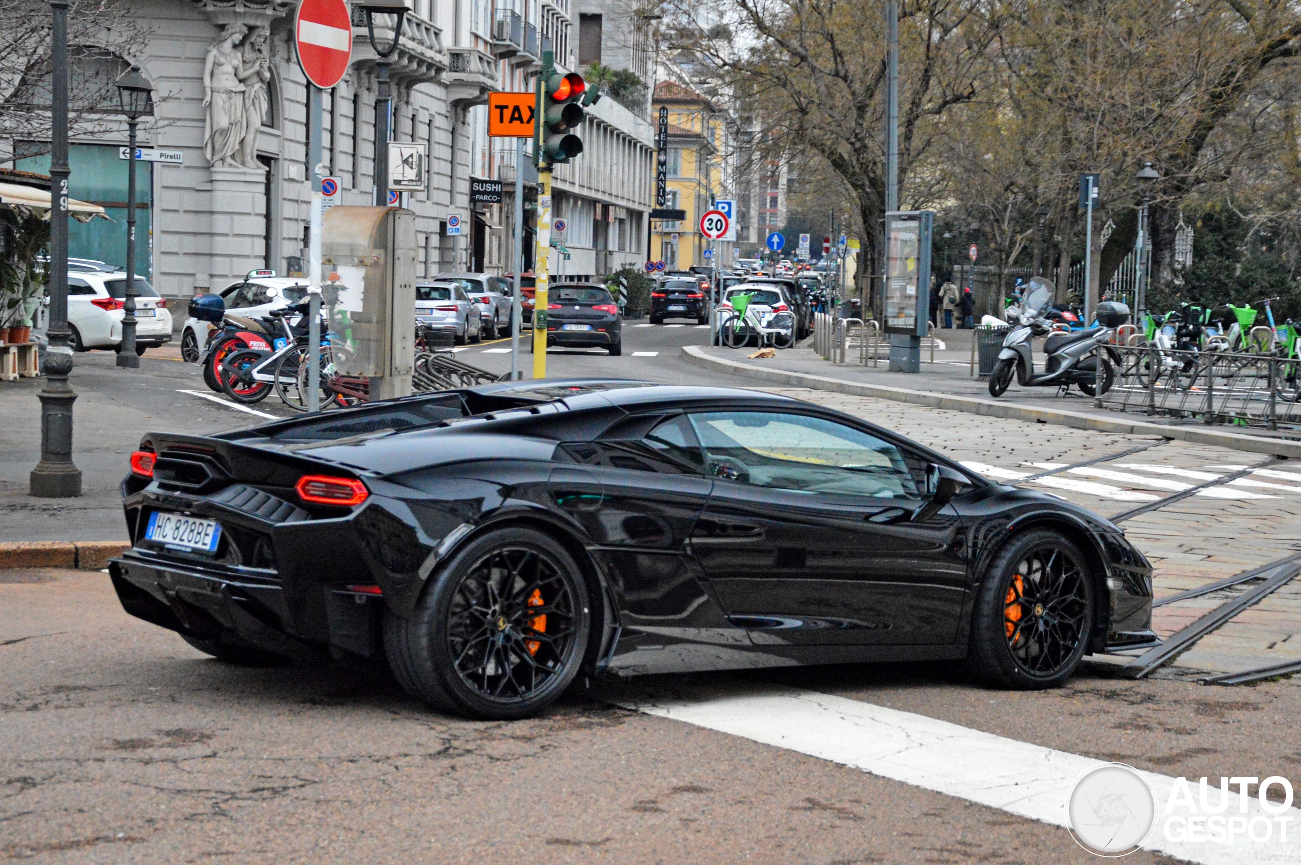 Lamborghini Temerario gaat anoniem door Milaan