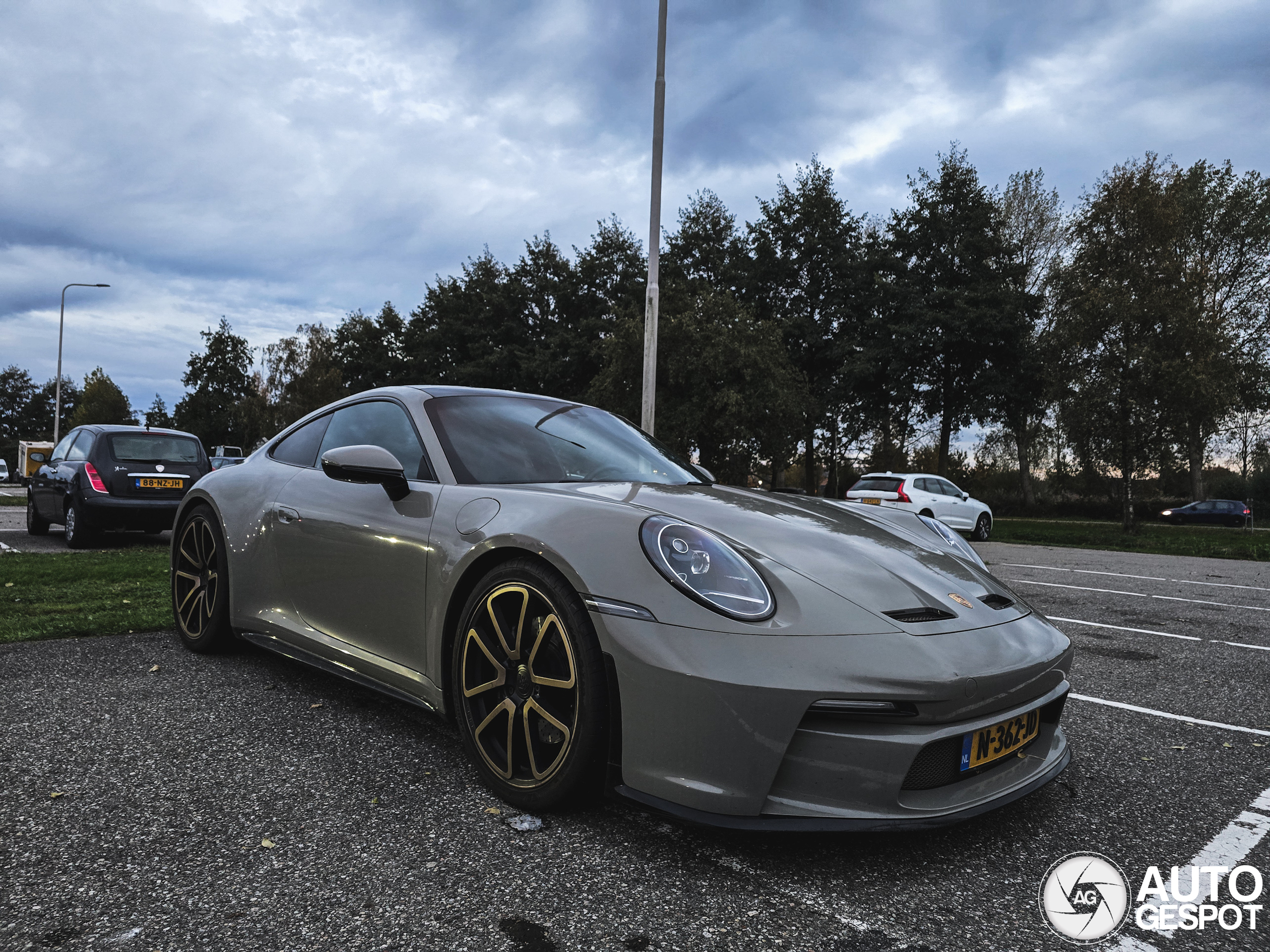 Deze 992 lijkt op een GT3 Touring, maar schijn bedriegt