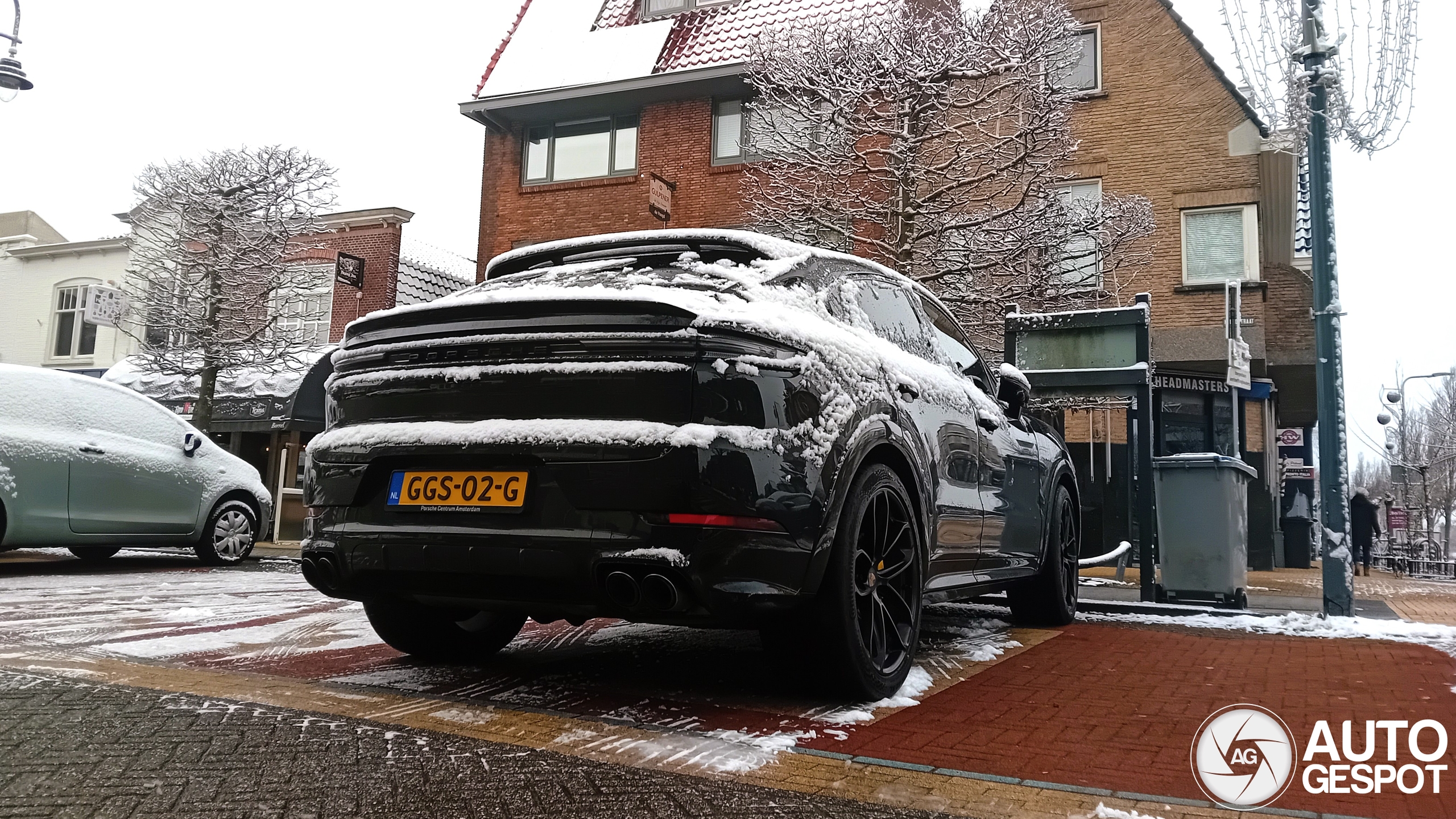 Nederlandse SUV's trotseren een laagje sneeuw