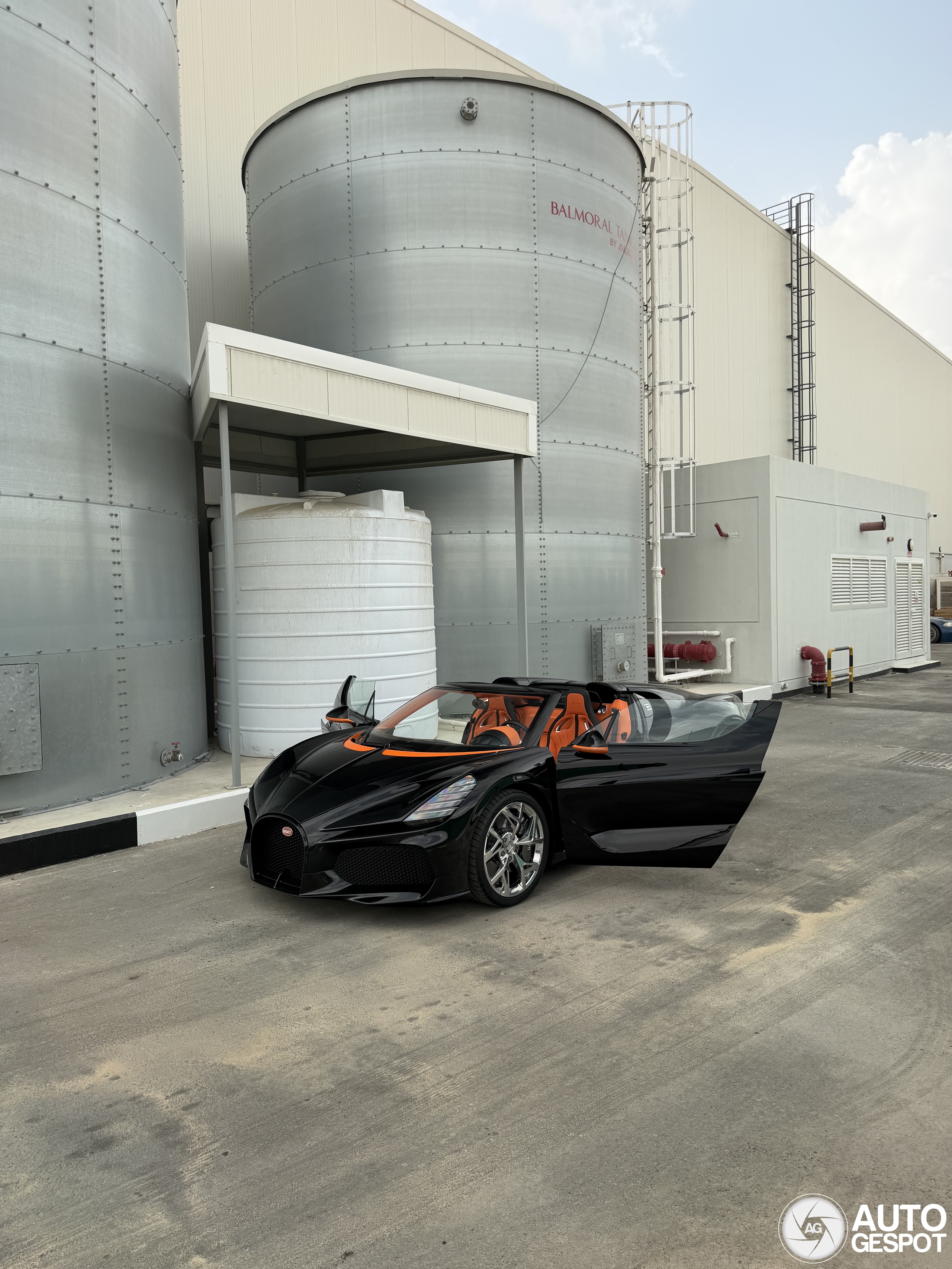 Weer een Bugatti W16 Mistral geland in Dubai