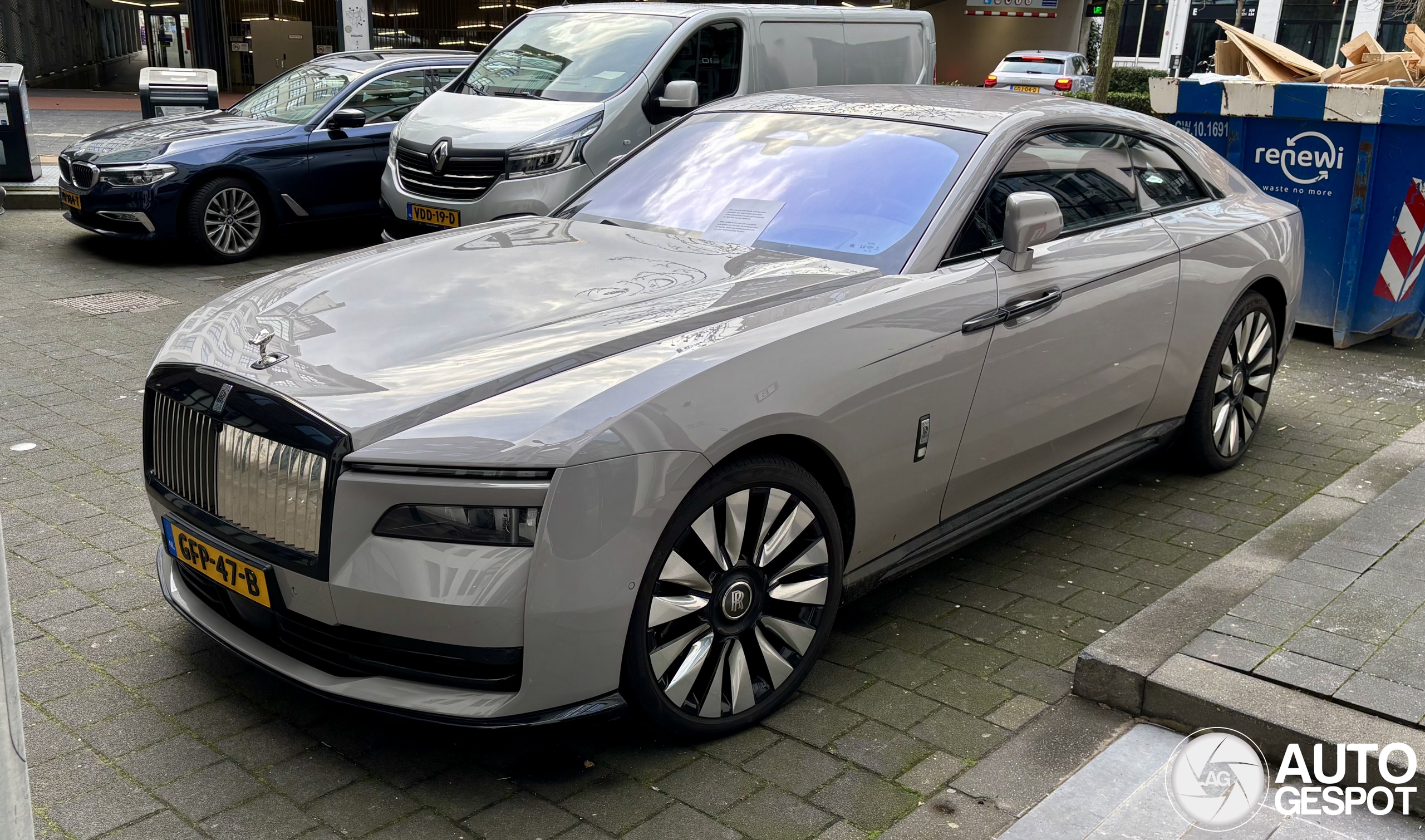 Parkeeractie van deze Rolls-Royce Spectre wordt niet gewaardeerd